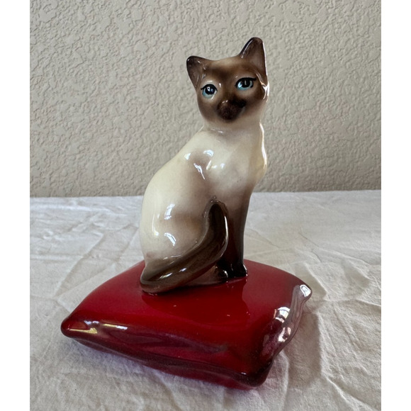 Brad Keeler California Pottery Siamese Cat Kitten on Red Pillow Figurine 4.25" - Picture 1 of 7